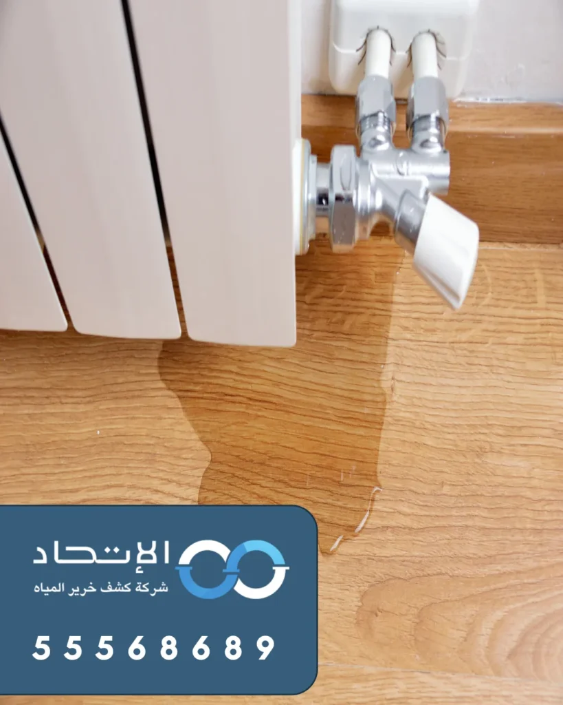 فني يقوم بعملية كشف خرير المياه بالفنطاس باستخدام جهاز كشف التسربات الحديث